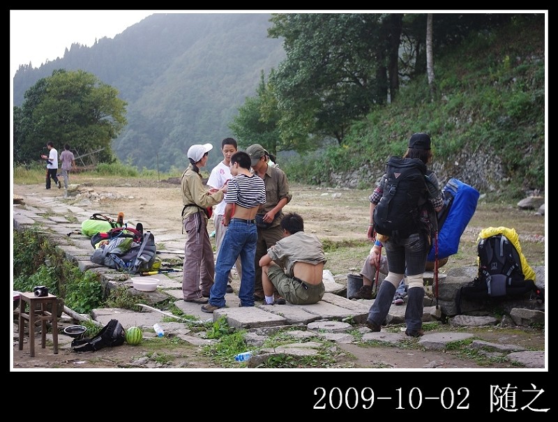 登山后约1个小时  到了一个破旧的寺庙  烟火还是有的  只是少了些许修缮